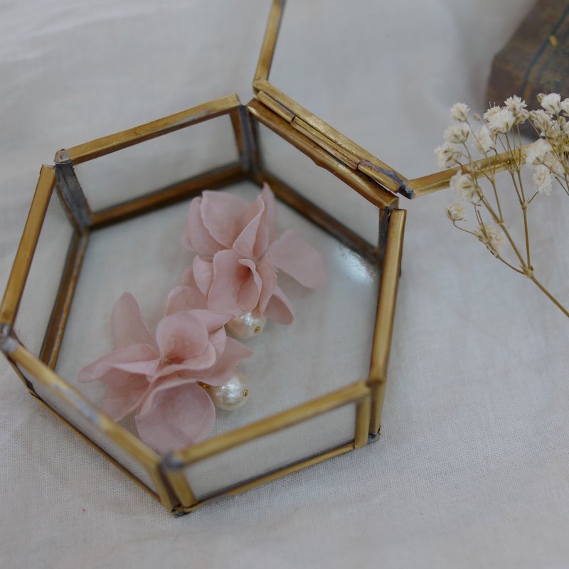 お花とコットンパールが揺れるピアス/イヤリング/ピンクベージュ - 耳環/耳夾/耳骨夾 - 植物．花 粉紅色