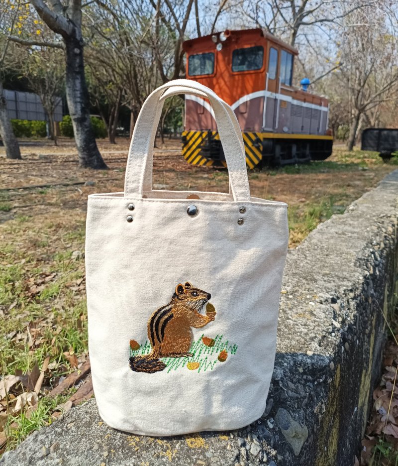 Chipmunk embroidered small tote bag embryo cloth bag tote bag - กระเป๋าถือ - ผ้าฝ้าย/ผ้าลินิน 