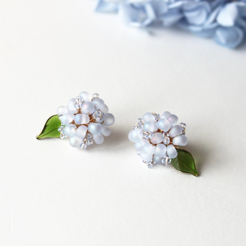 [Hydrangea Earrings] Blue Hydrangea Earrings Matte Glass Earrings/ Clip-On - ต่างหู - แก้ว สีน้ำเงิน