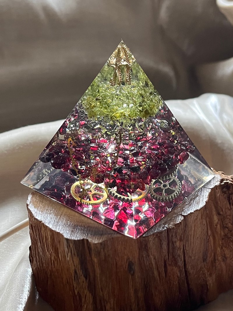 Customized [Ogon Tower 6cm-You who are talking to your inner being] Stone/ Stone-Ogon Pyramid - ของวางตกแต่ง - เรซิน สีใส