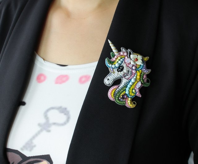 ビーズのユニコーンブローチ。刺繍ブローチ。かわいいブローチ