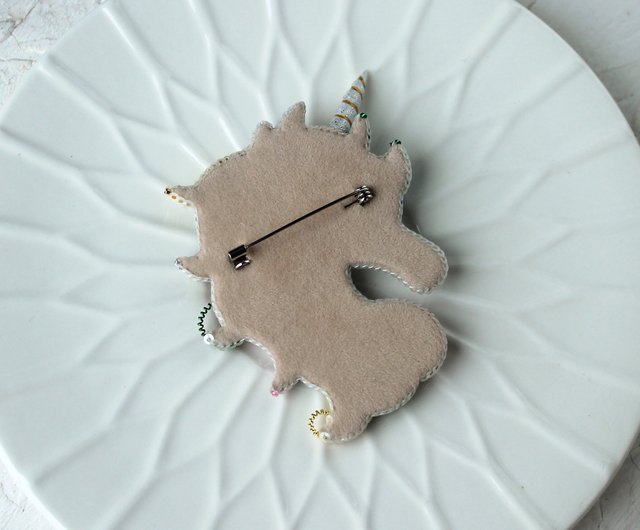 ビーズのユニコーンブローチ。刺繍ブローチ。かわいいブローチ