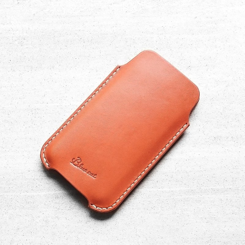 Crafted iPhone case - for bare metal | ancient camel red vegetable tanned cow leather | multi-color - เคส/ซองมือถือ - หนังแท้ สีส้ม