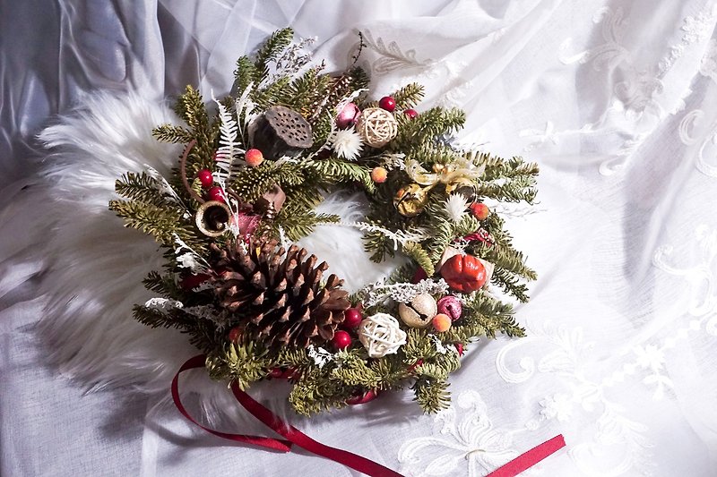 Free shipping || Hand tied Nobelson Christmas wreath - ช่อดอกไม้แห้ง - พืช/ดอกไม้ สีกากี