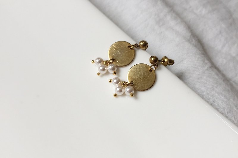 Dance Together-White Pearl Bronze Earrings - ต่างหู - โลหะ ขาว