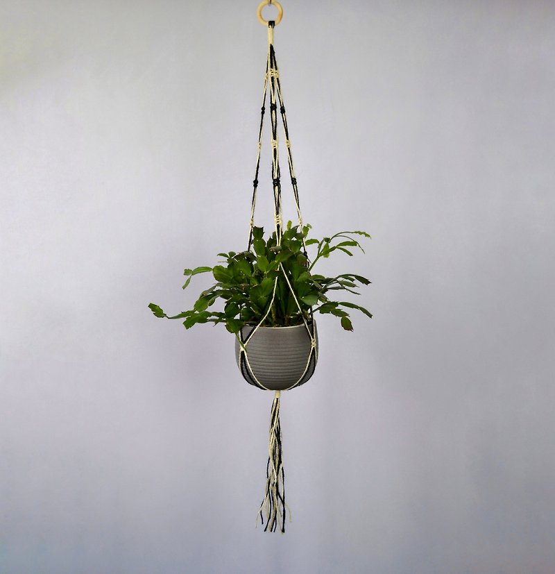 Macrame plant holder of natural jute , Black and white plant hanger - ตกแต่งต้นไม้ - ผ้าฝ้าย/ผ้าลินิน สีดำ