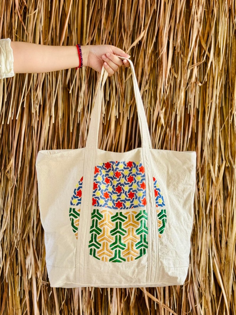 Hand embroidered off-white canvas bag shoulder bag side shoulder bag large capacity tote - กระเป๋าแมสเซนเจอร์ - ผ้าฝ้าย/ผ้าลินิน ขาว