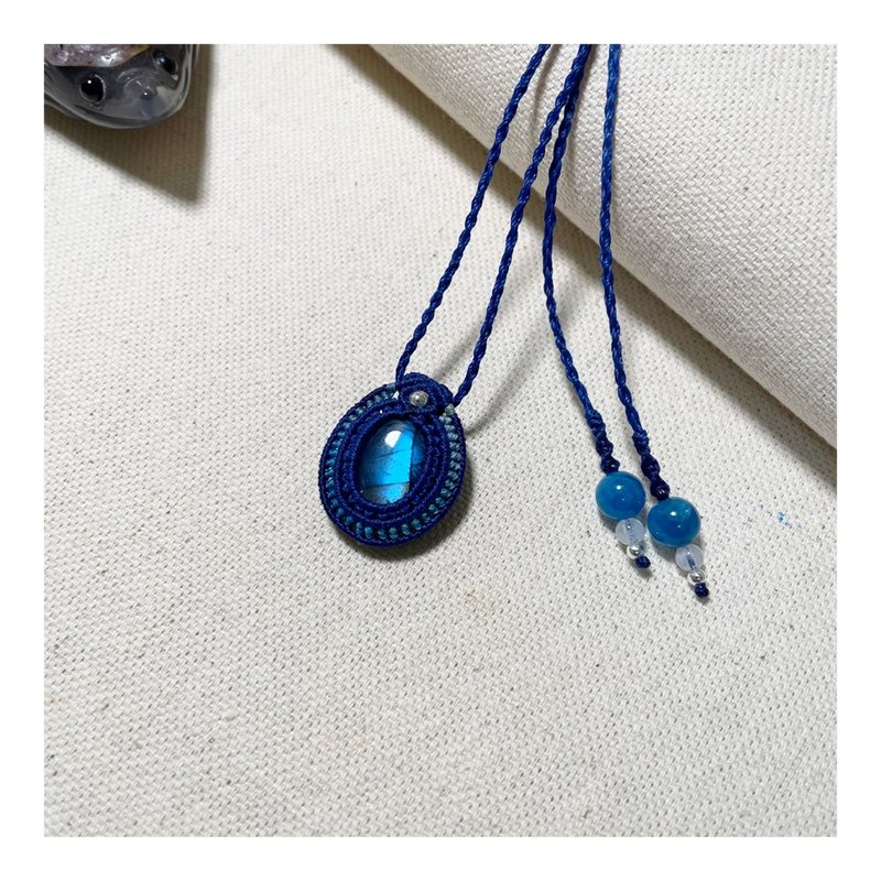 Work display. Wax thread weaving/blue light labradorite/small shield necklace - สร้อยคอ - คริสตัล สีน้ำเงิน