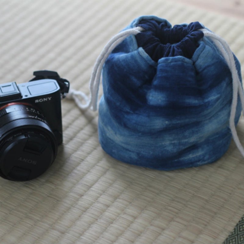 植物藍染 紮染手織布 相機收納 茶杯袋 束口收納袋 茶壺袋 - 相機包/相機袋 - 棉．麻 藍色