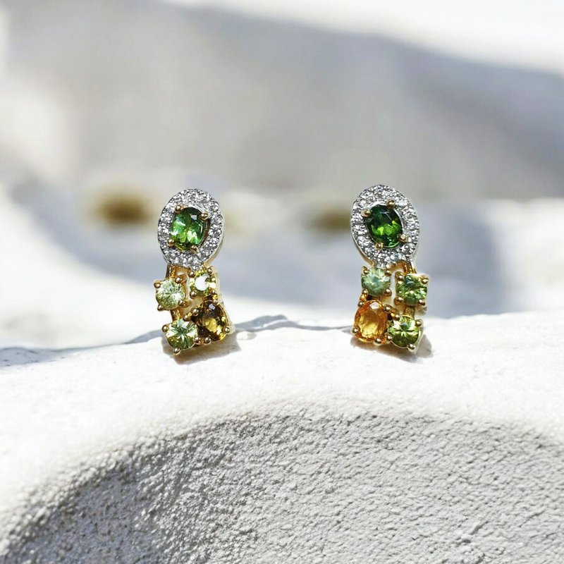 Green tourmaline earrings decorated with yellow sapphire, white topaz, silver setting - 耳環/耳夾/耳骨夾 - 寶石 綠色