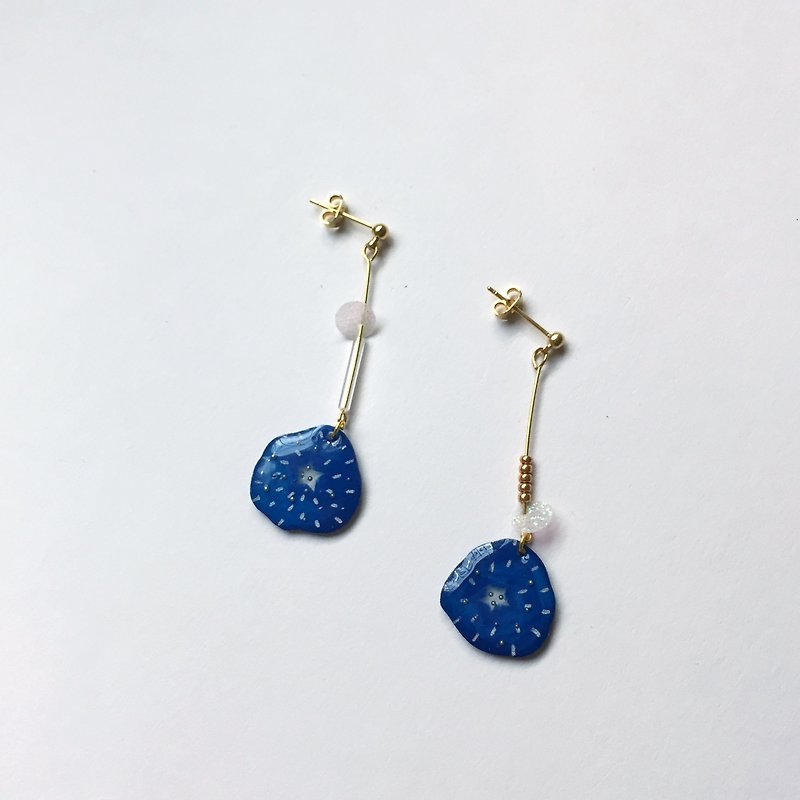 Take away a piece of starry sky clip/pin earrings - ต่างหู - พลาสติก สีน้ำเงิน