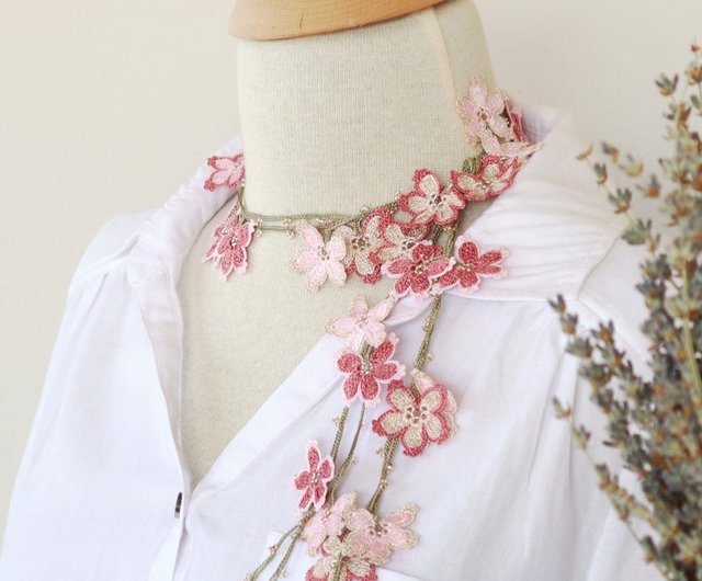 刺繍のお花付き　シフォンスカーフのロングラリエット　ライトベージュ        