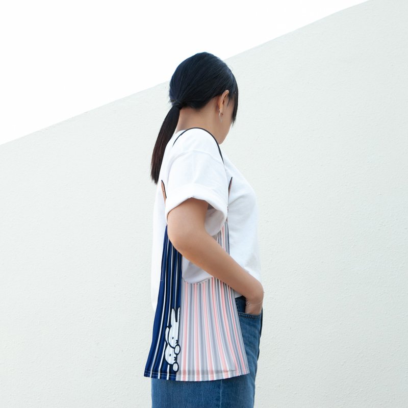 【Pinkoi x miffy】Errorism * Small Pleated (S)hopping Bag with detachable handle - กระเป๋าแมสเซนเจอร์ - เส้นใยสังเคราะห์ 