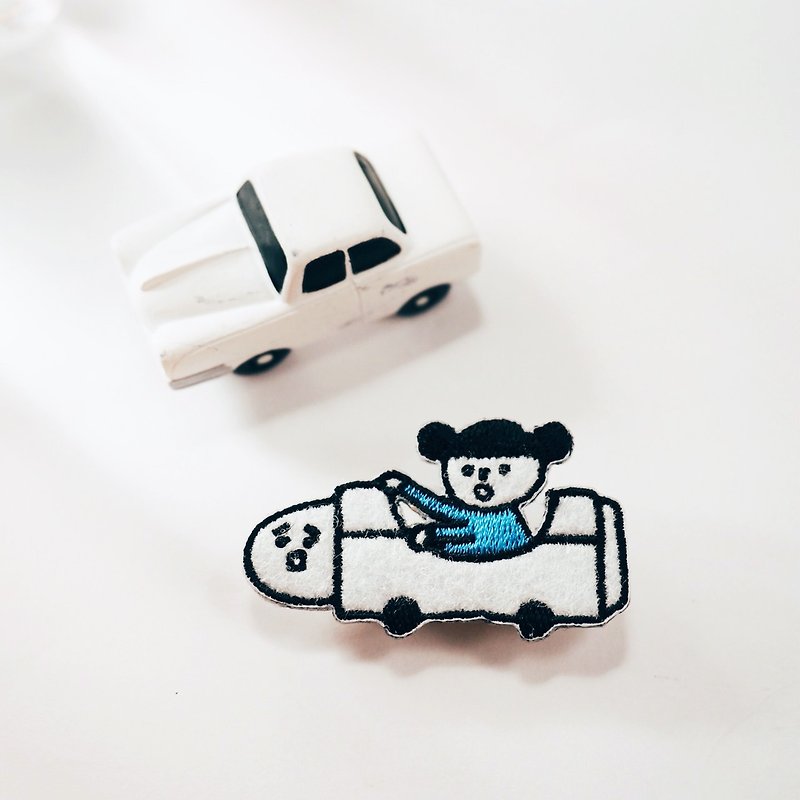 Eraser Car - Embroidery Brooch or Iron-On Patch, Patch Seal - Brooches - Thread White
