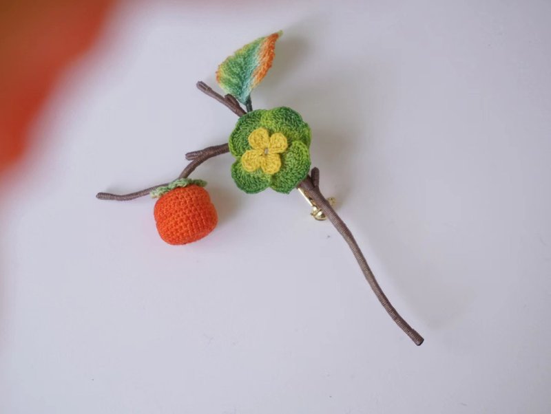 Yuan Sen hand-made persimmon persimmon persimmon Ruyi micro crochet brooch New Year good meaning brooch - เข็มกลัด - งานปัก สีแดง