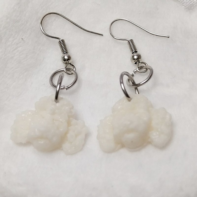 White Poodle Dog Earring Handmade Air Dry Clay Eco Friendly Stainless Hook - 耳環/耳夾/耳骨夾 - 黏土 白色