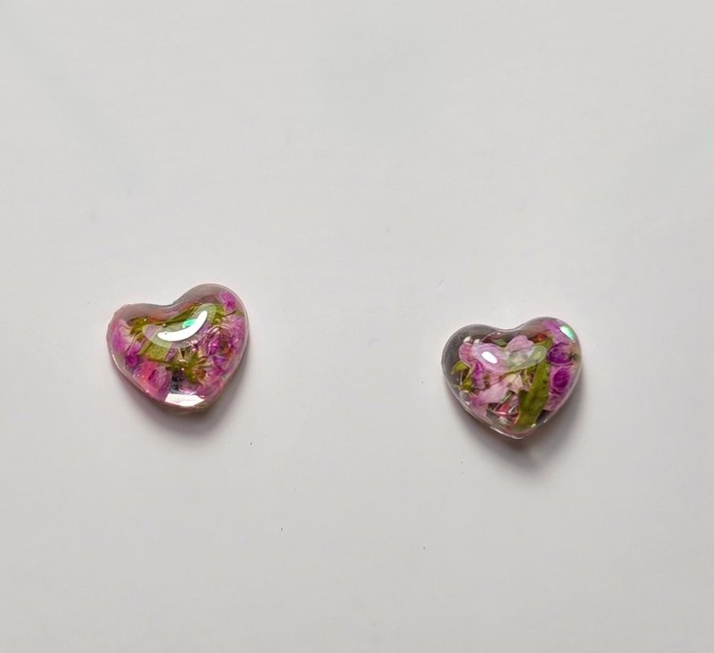 Heart shaped earrings with floral resin - 耳環/耳夾/耳骨夾 - 樹脂 粉紅色