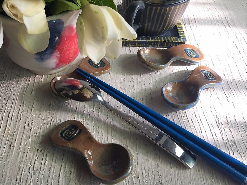 Pottery spoon-shaped sauce dish chopstick rest_pottery chopstick rest - ตะเกียบ - ดินเผา สีนำ้ตาล