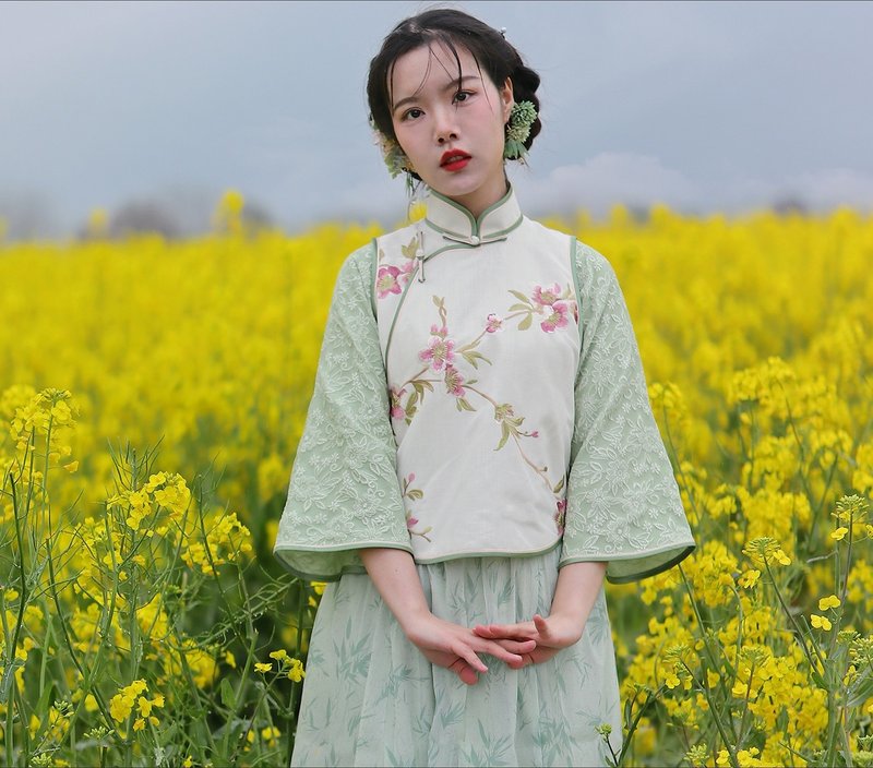 [Taoyuan Spring Song] Retro style of the Republic of China embroidered Chinese style inverted large sleeves faux two piece cheongsam top - Women's Tops - Other Materials Green