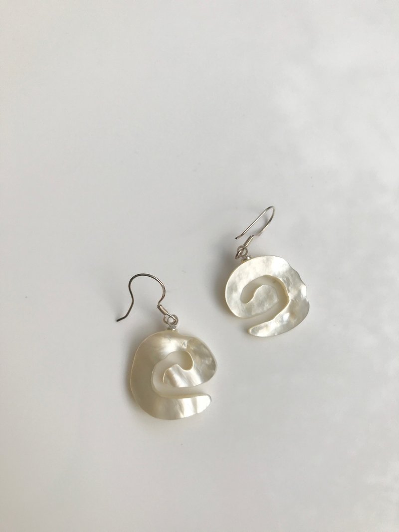 MEACHA - Pearl Oyster Swing Earrings - ต่างหู - เปลือกหอย 