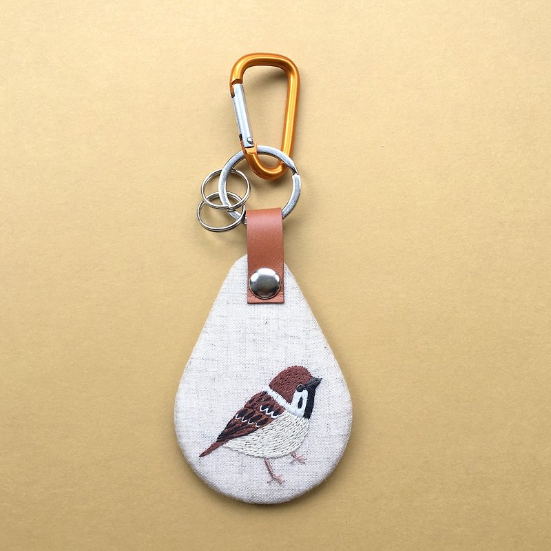 スズメの手刺繍キーホルダー:サンドベージュ - 鑰匙圈/鎖匙扣 - 繡線 