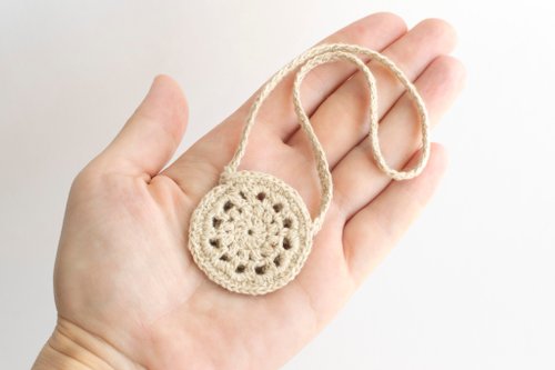 ShopFashionDolls Round crocheted bag in Boho style for doll Paola Reina, mini bag, 娃娃針織, 娃娃配件