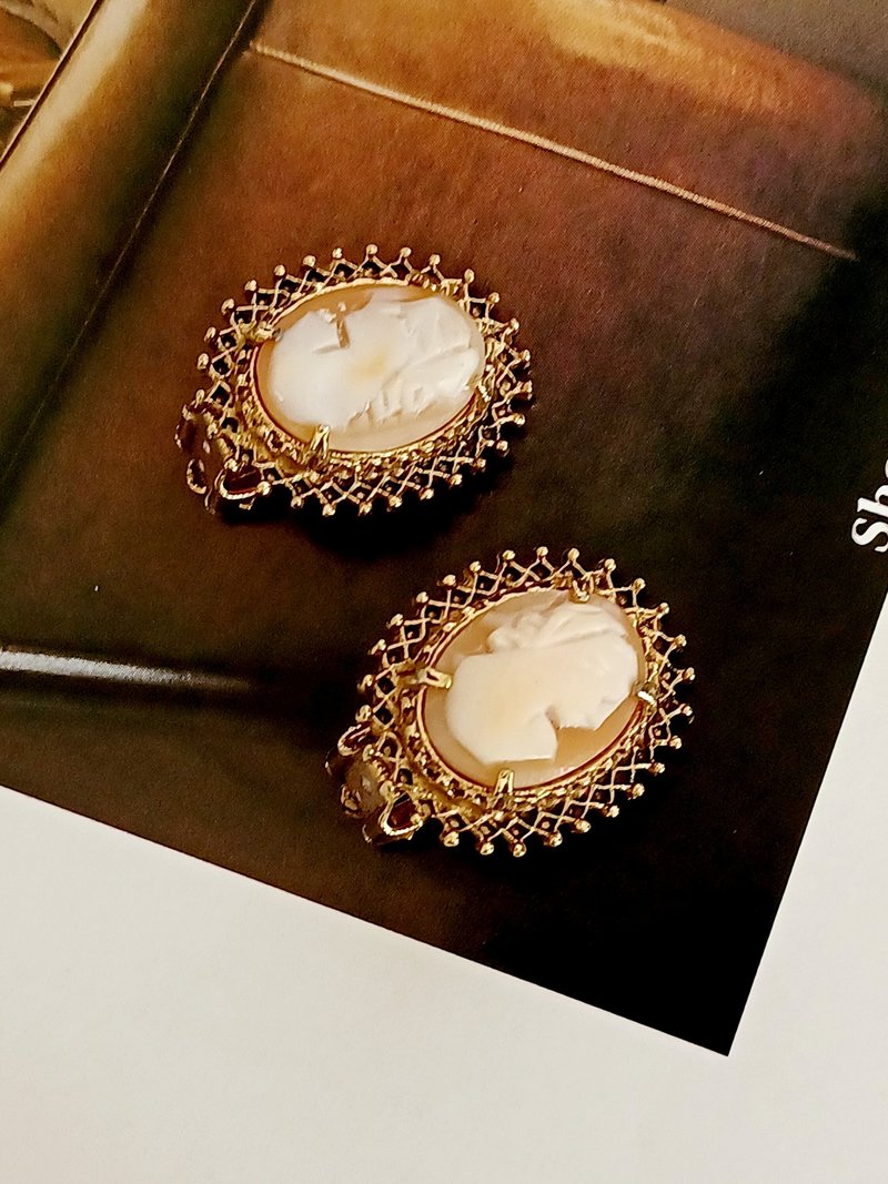 A vintage jewelry    Florenza 古董 CAMEO 貝雕女神 夾式耳環 - 耳環/耳夾/耳骨夾 - 其他金屬 