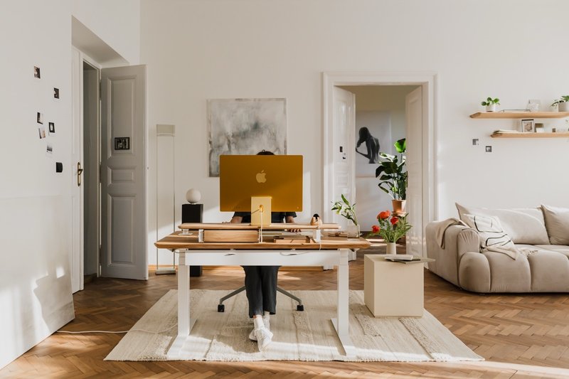 Standing Desk Pro - Solid wood regulated desk - 餐桌/書桌 - 木頭 咖啡色