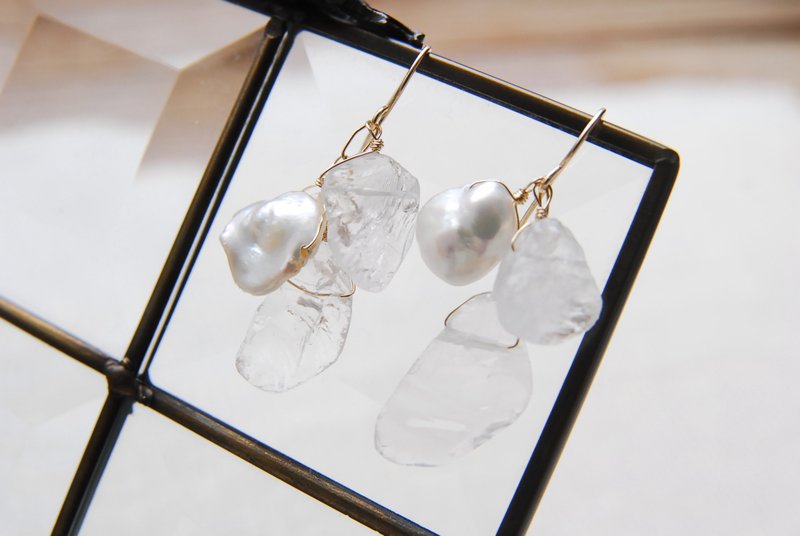 ラフロックローズクォーツとケシパールの花びらの重ねのピアス 白１４kgf - 耳環/耳夾/耳骨夾 - 水晶 粉紅色