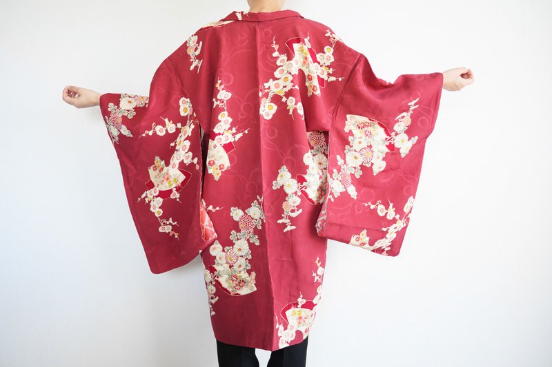 Gorgeous silk kimono, Rare vintage kimono, kimono jacket, Japanese kimono - เสื้อแจ็คเก็ต - ผ้าไหม สีแดง