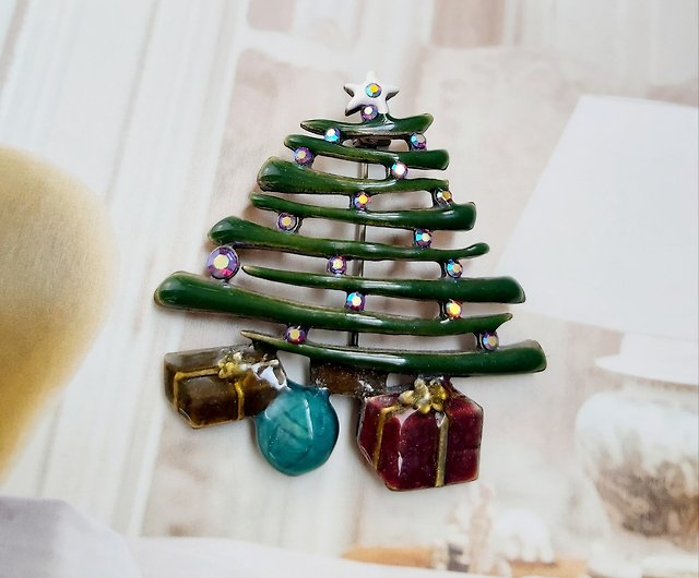 Western antique jewelry. Christmas theme essay Christmas tree gift ...
