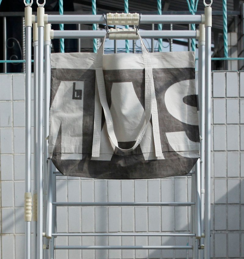 Black background white MASK font pattern canvas bag-M/BK-R-001 - กระเป๋าถือ - ผ้าฝ้าย/ผ้าลินิน 