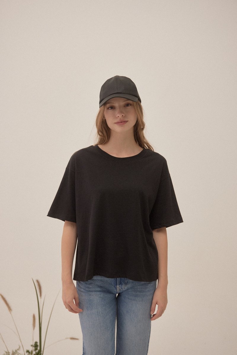 EVOPURE+ TRISHA pineapple leaf fiber short-sleeved off-shoulder top-black - เสื้อยืดผู้หญิง - วัสดุอื่นๆ สีดำ