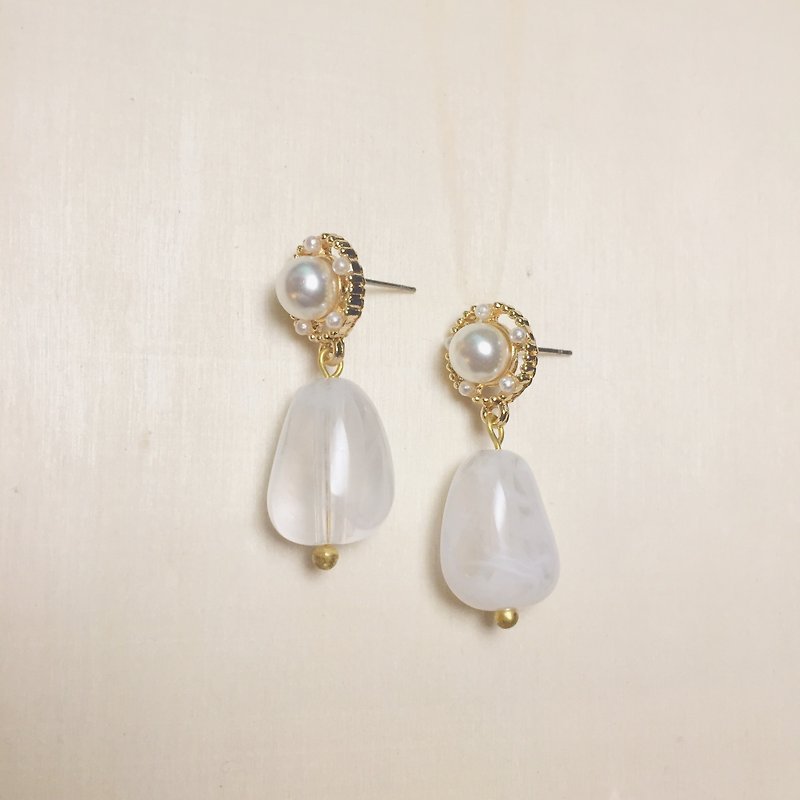 Vintage Pearl Moire Earrings - ต่างหู - เรซิน สีใส