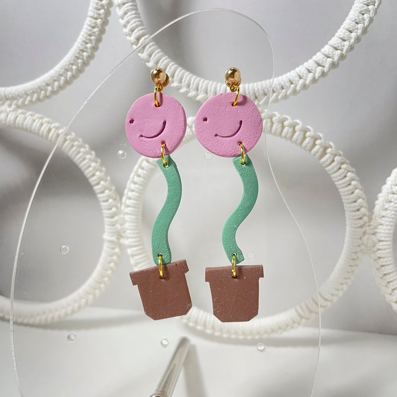 ต่างหูดอกไม้สีชมพูฟรีสไตล์ในกระถางสีน้ำตาล - ต่างหู - วัสดุอื่นๆ สึชมพู