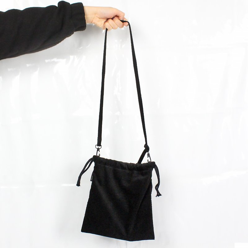 Corduroy Drawstring Crossbody Bag-Black - กระเป๋าแมสเซนเจอร์ - ผ้าฝ้าย/ผ้าลินิน สีดำ