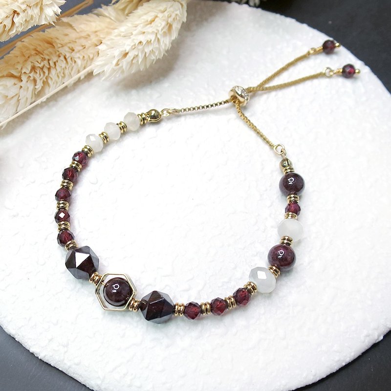 VIIART。能量學-紅。Vintage石榴石月光石復古金調整式手鍊 - 手鍊/手環 - 其他金屬 紅色