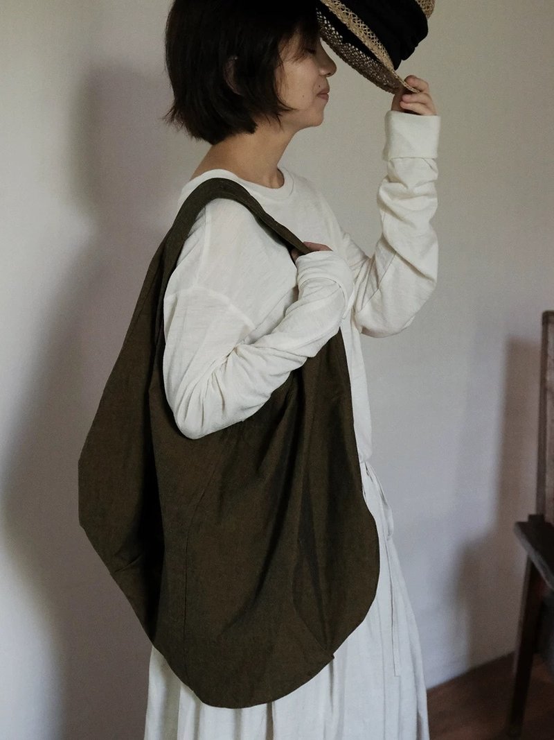 paleMoon | Natural two-color Linen oval large bag retro Japanese forest style literary shoulder bag - กระเป๋าแมสเซนเจอร์ - ผ้าฝ้าย/ผ้าลินิน 