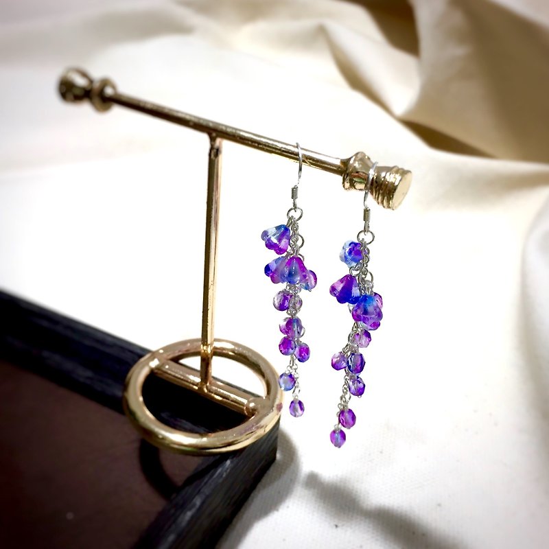 [Ruosang] A curtain of dreams. Wisteria flowers. Wisteria. Gradient crystal purple. Sterling silver earrings. - Earrings & Clip-ons - Glass Purple