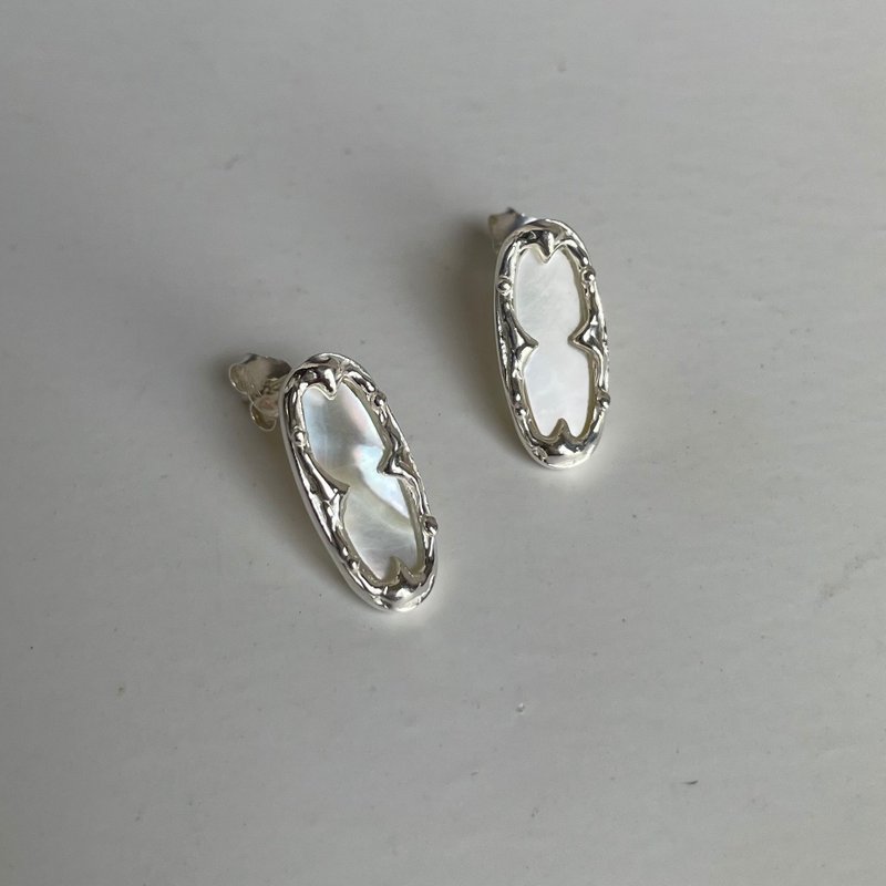 [Sterling Silver Earrings] Thin Oval Picture Frame Mother-of-pearl Earrings - Earrings & Clip-ons - Sterling Silver 