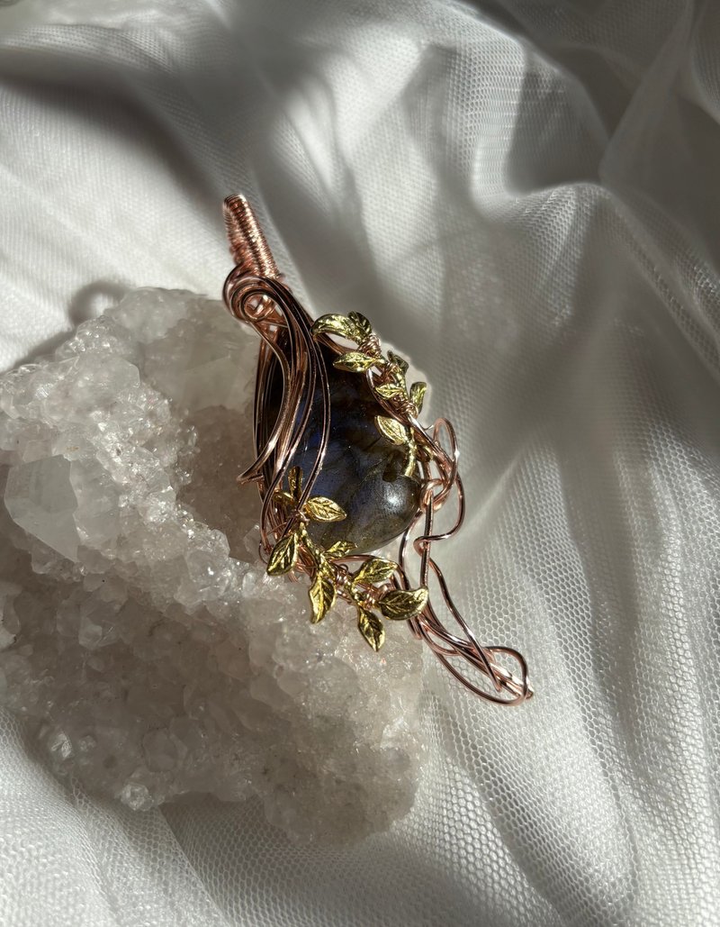 珍飾 - 拉長石金屬繞線吊墜 —落葉 - 項鍊 - 水晶 