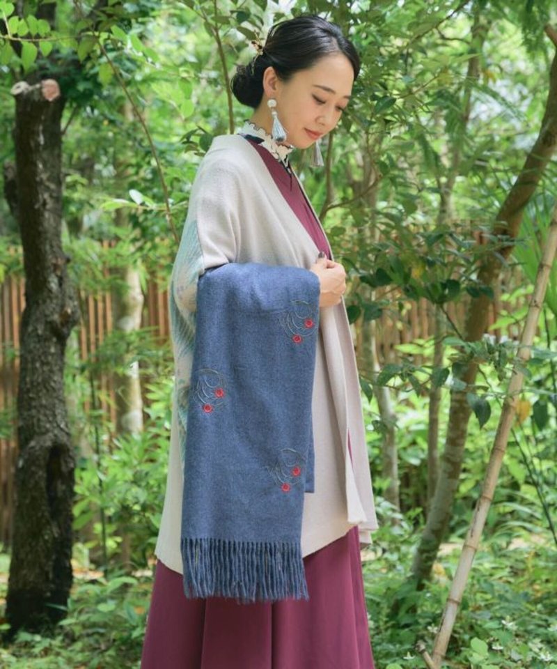 【熱門預購】水仙花刺繡披肩  (3色) 7CJP5301 - 圍巾/披肩 - 棉．麻 