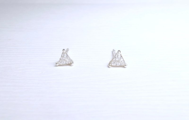 二毛銀【純銀三角形鋯石小耳環】一對 - 耳環/耳夾 - 其他金屬 銀色