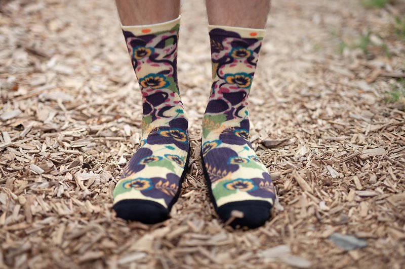 [Xiaochuang Socks] Baodao Kayin - Turtle Shell Flower Mountaineering Socks Snake Socks Middle Tube Socks Stockings Black Yellow - ถุงเท้า - วัสดุอีโค สีดำ
