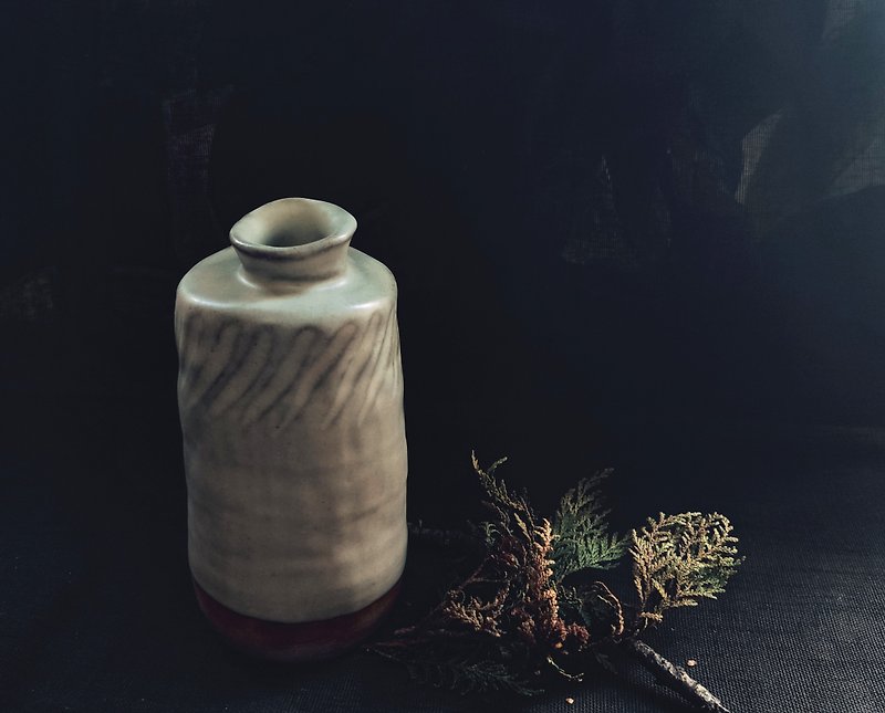 Handmade pottery vase - เซรามิก - ดินเผา สีกากี