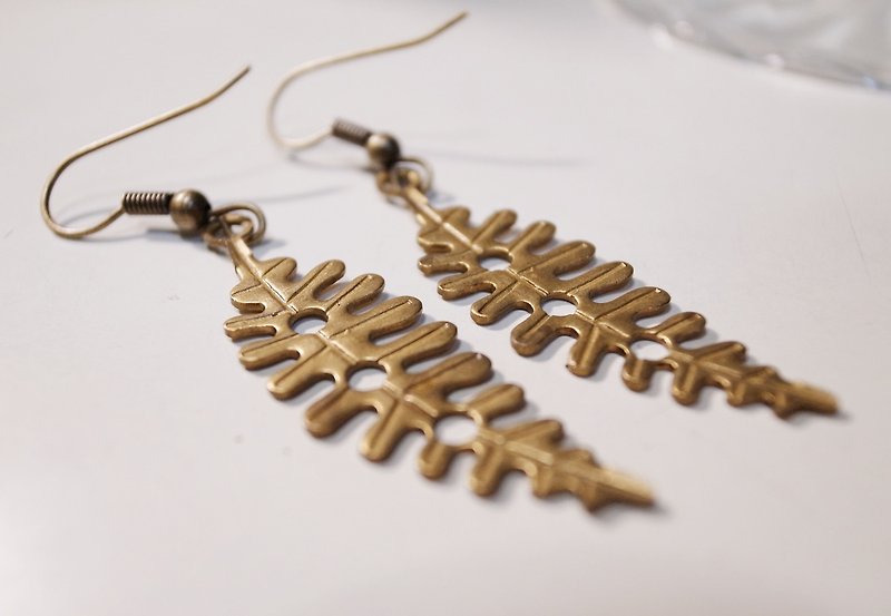Brass fern leaf pin earrings - ต่างหู - โลหะ สีทอง