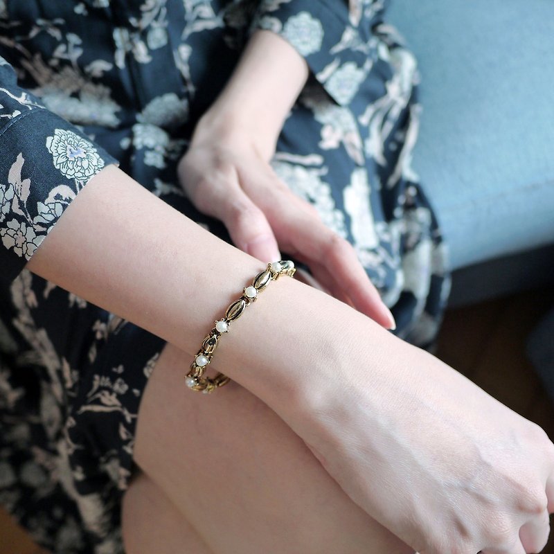 Elegant vintage pearl design bracelet - Bracelets - Other Metals White