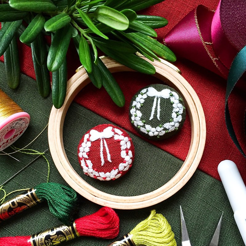 Christmas wreath hand-embroidered brooch/necklace pendant Christmas limited edition A - เข็มกลัด - งานปัก สีแดง