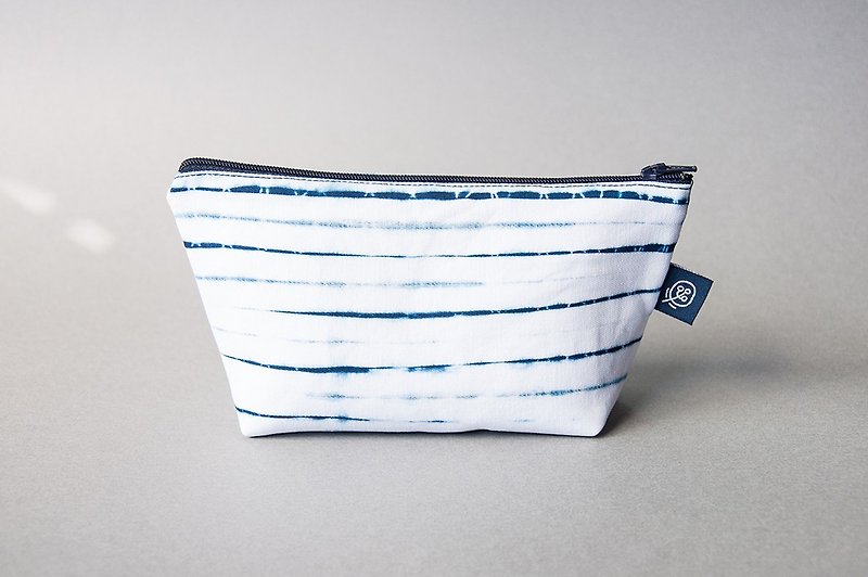 Blue Dyed Universal Bag Series-Wenqing's blue and white stripes - กระเป๋าเครื่องสำอาง - ผ้าฝ้าย/ผ้าลินิน สีน้ำเงิน