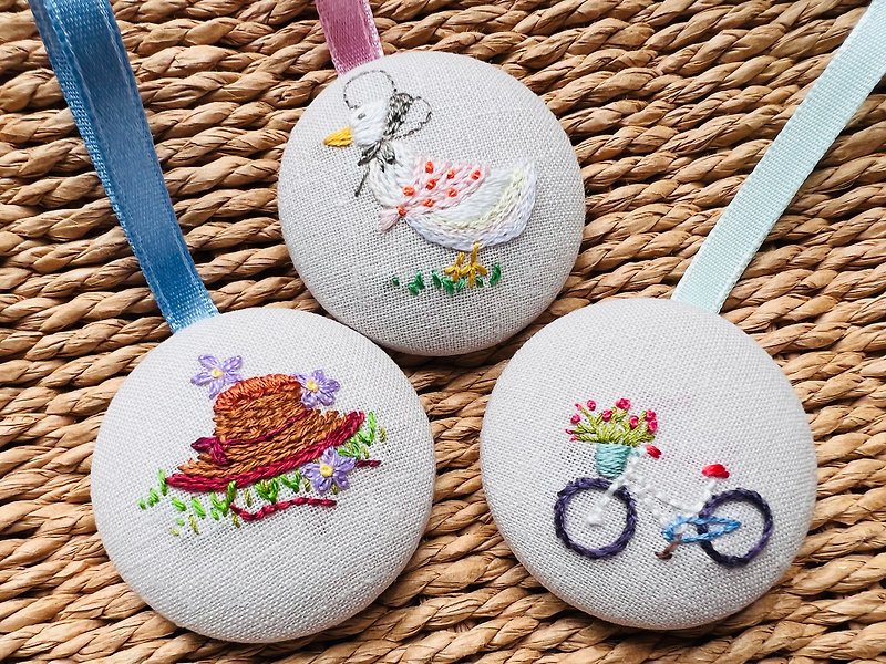 精巧な手刺繍のチャーム/余暇/A 麦わら帽子/B ミス グース/C 3 台の自転車 - チャーム - 刺しゅう糸 